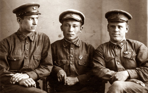 Uprostřed můj dědeček vojenský pilot B. Ordabaev